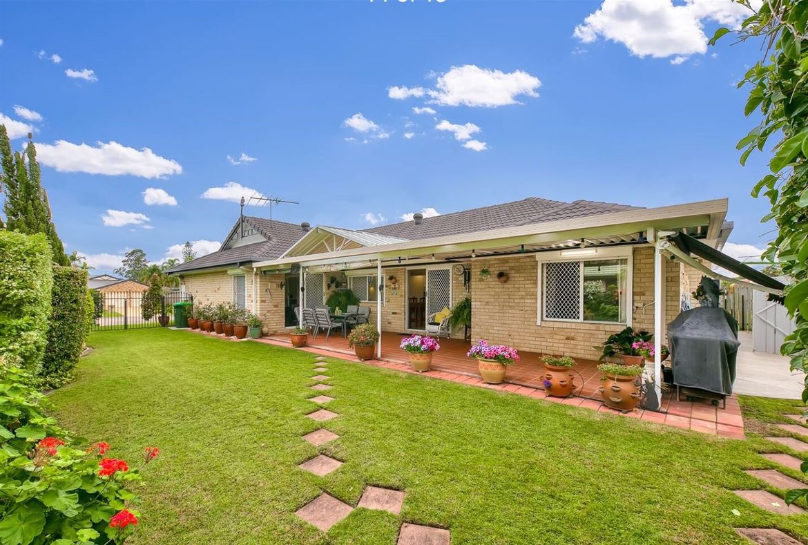 An idea of lawn areas.Lawn follows around to front of house.