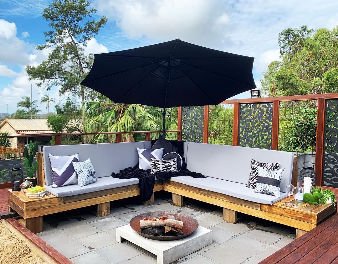 out door lounge from exposed fence pailings and pallets