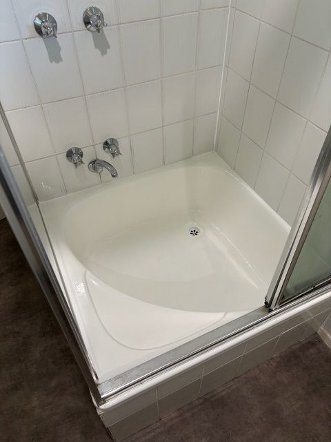 Main bath and shower.jpeg