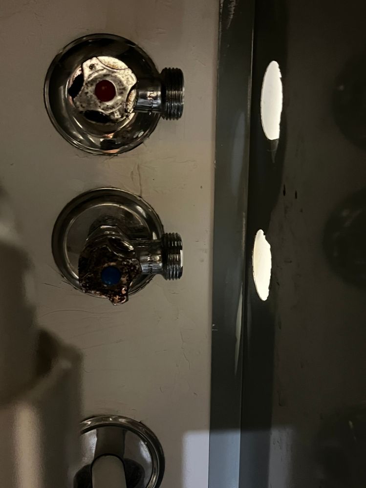 Cold water tap is the bottom connection