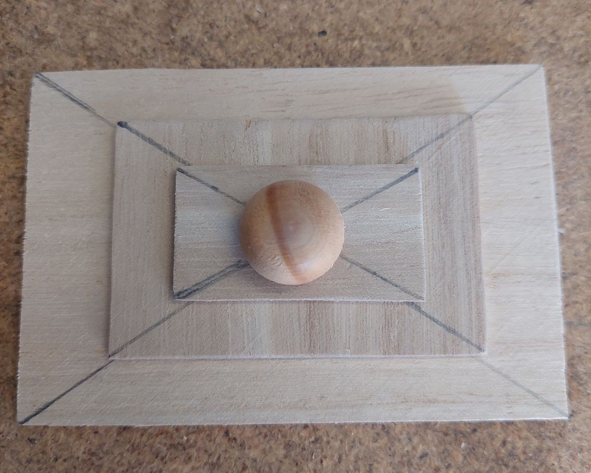 We cut some more balsa wood to make the lid a bit fancy.