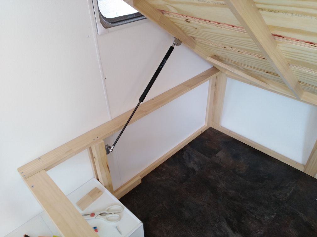 Gas struts on both sides