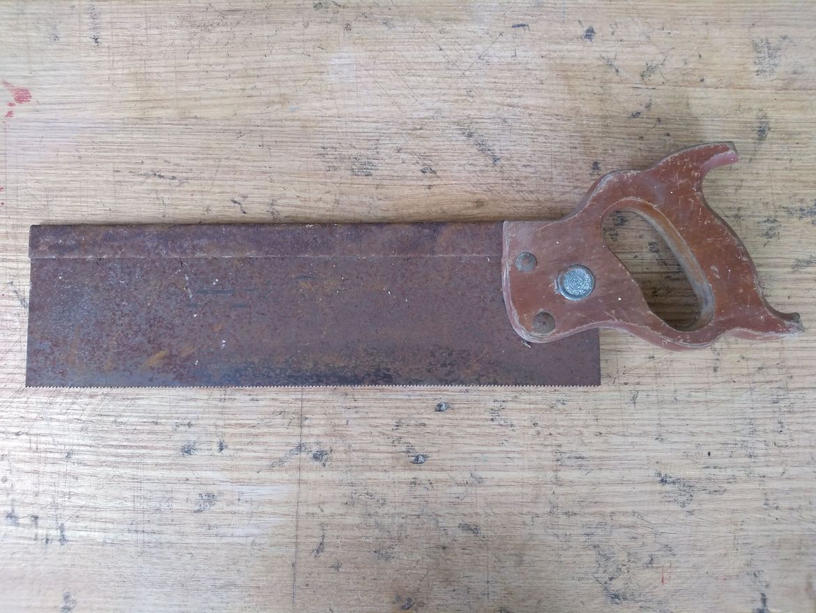 Found this old saw on the Kerb-side pickup. As i'm a trash panda I decided to take it home.