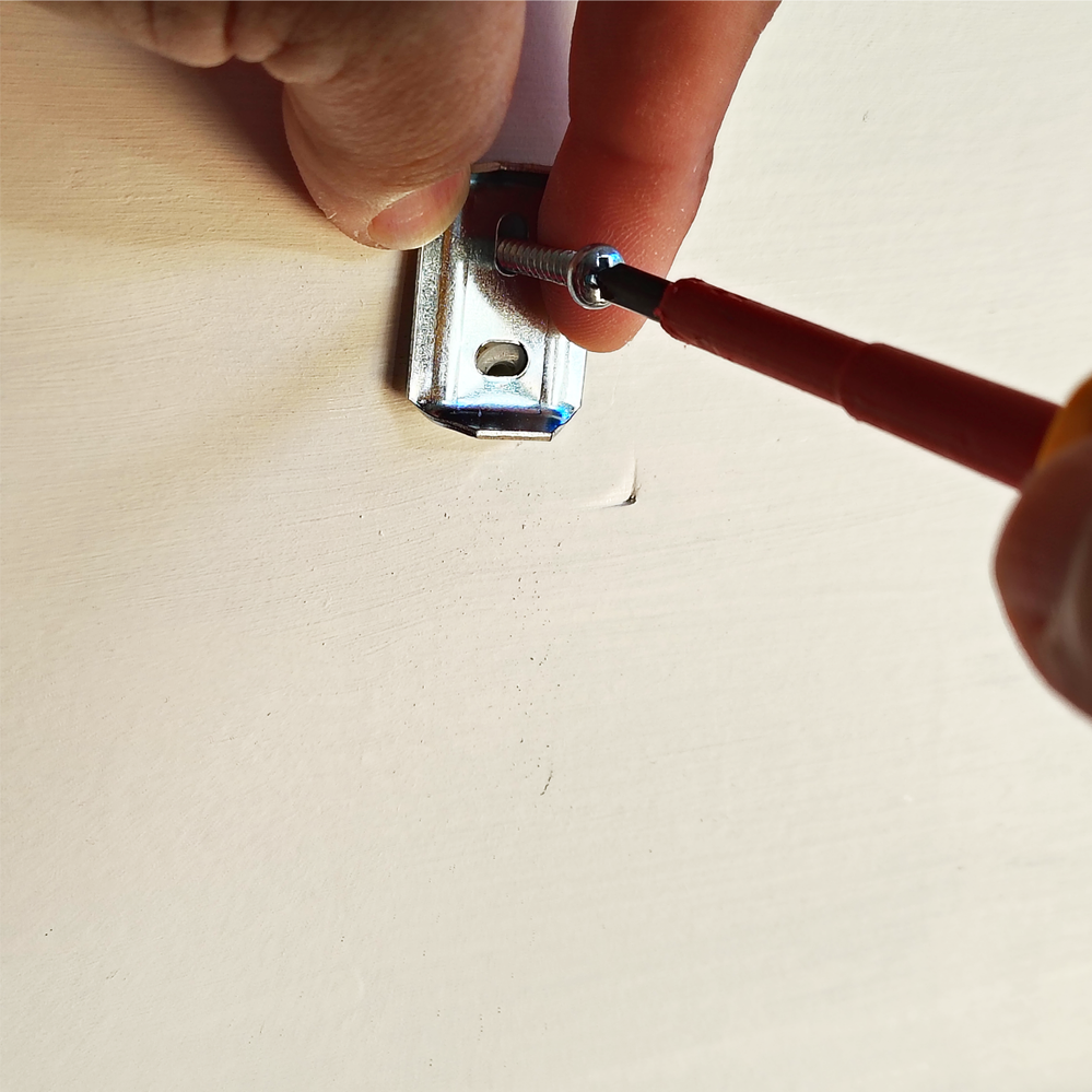 1.4 Remove loose top screw.png