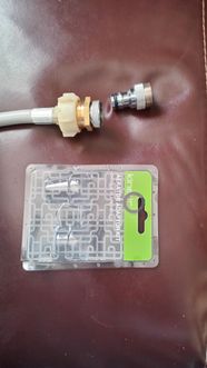 I don't understand how this small silver piece in the middle fits into the part that connects to the tap