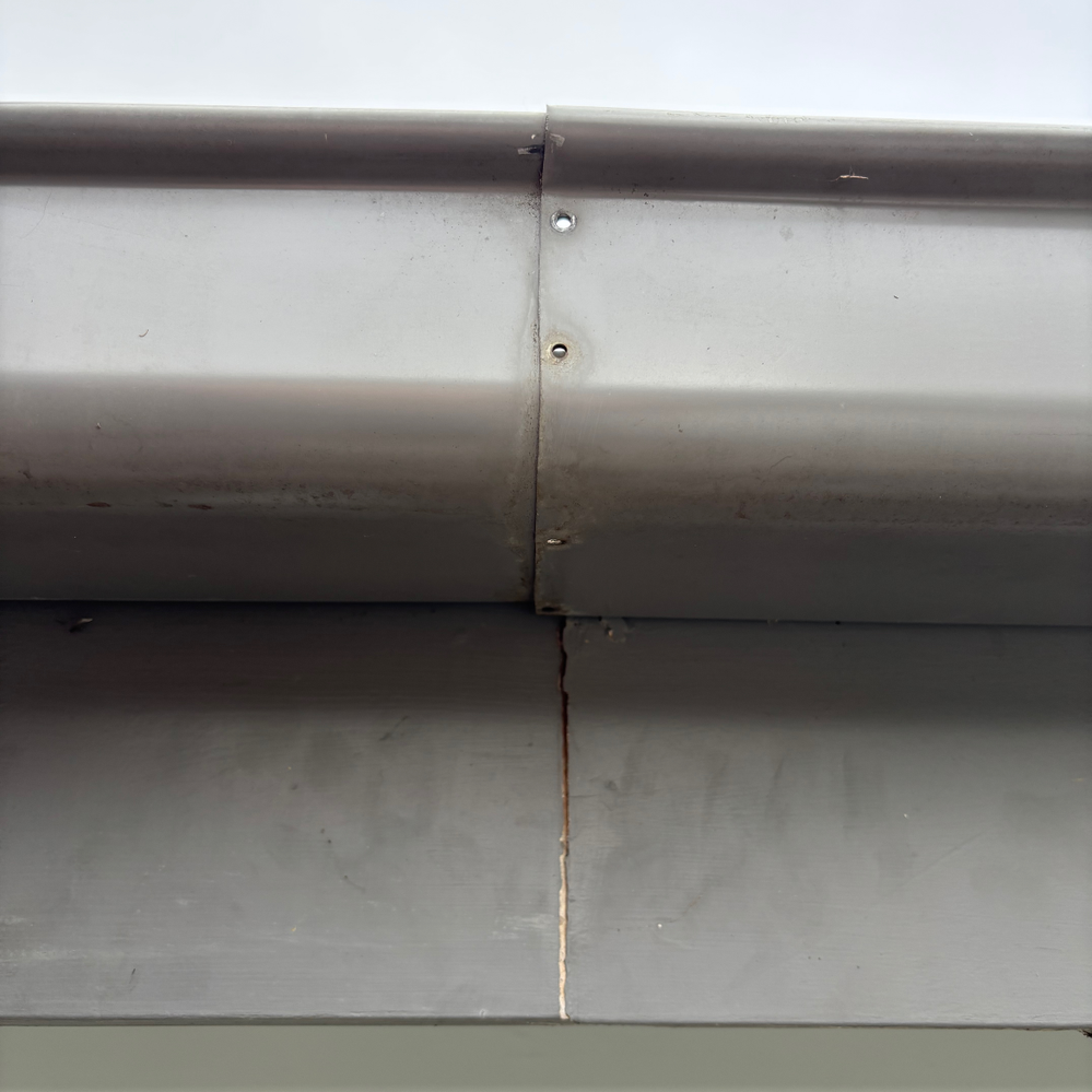 5.8 Missing rivets and silicone.png