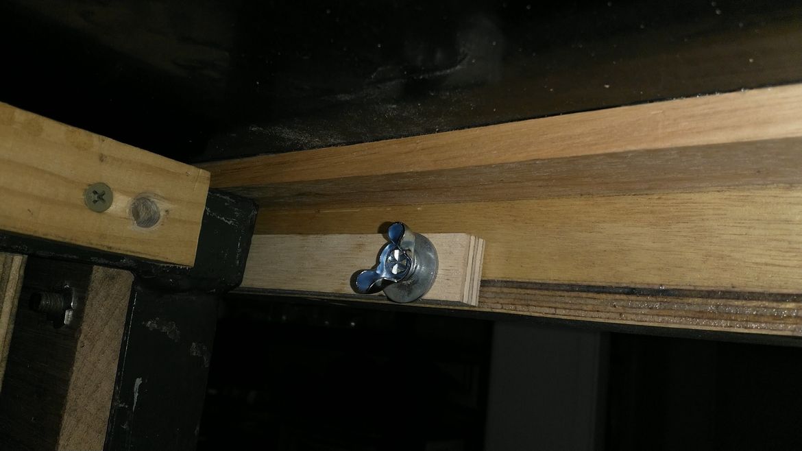 Wing bolts in oversize hole at the front allows for adjustment between table top and blade