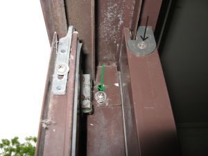 green arrow remove screw