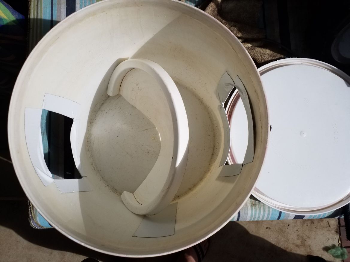 Insert as a divider if using 2 types of food.