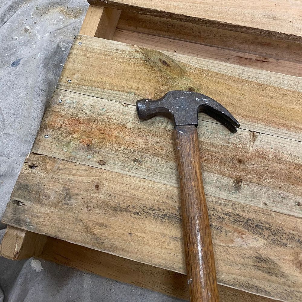 6.1 Add shelves below the table top.jpg