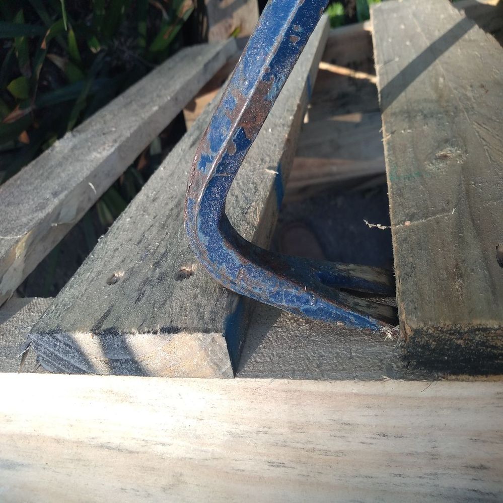 1.1 A pinch bar can be used to remove the boards from the pallets..jpg