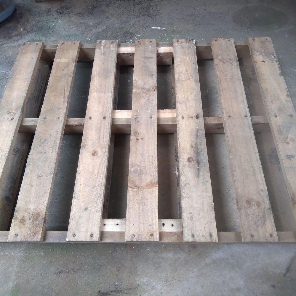 2.1 Select a sturdy base pallet with minimal damage..jpg
