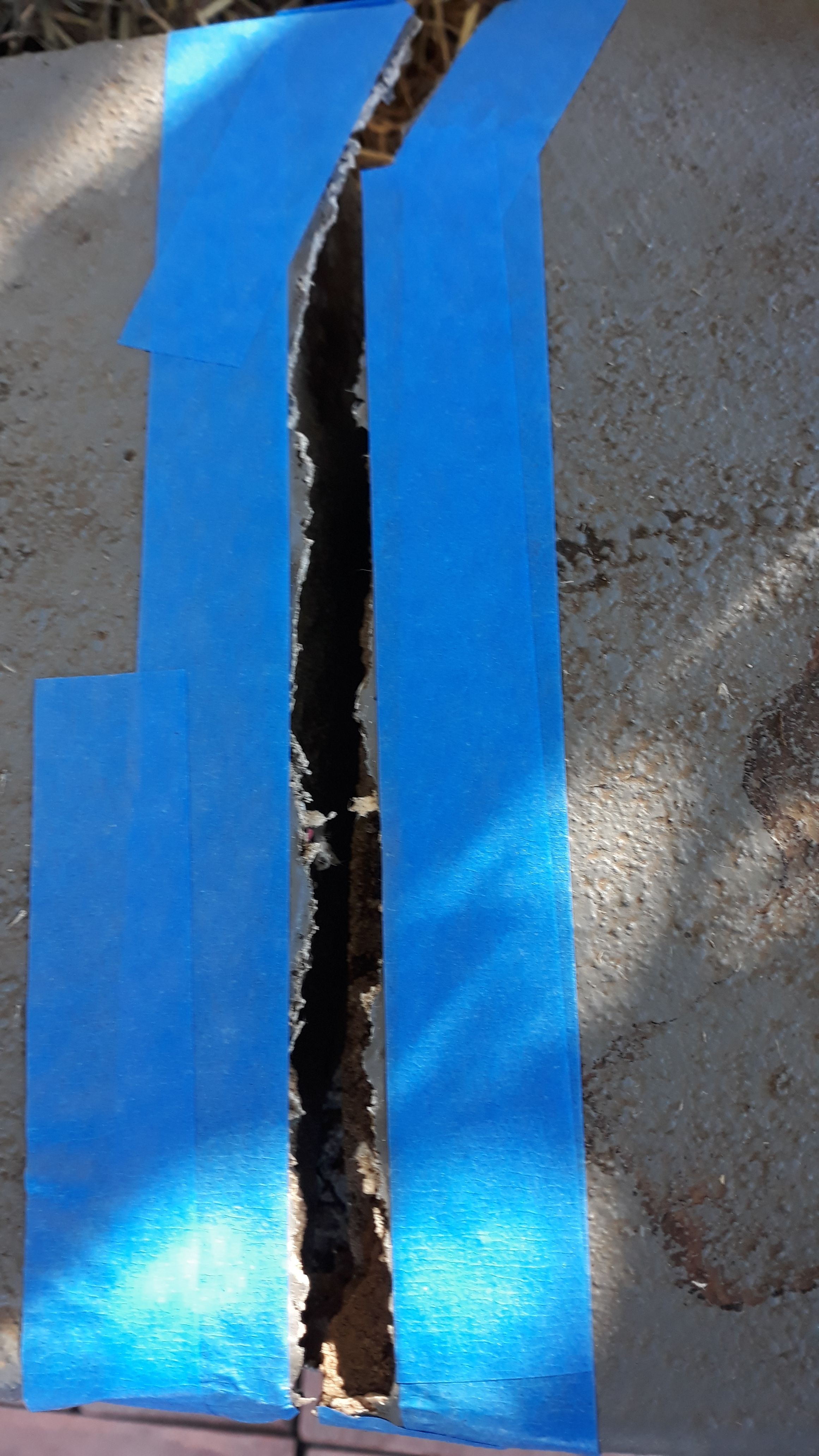 How do I seal this crack in an outdoor r... Bunnings community