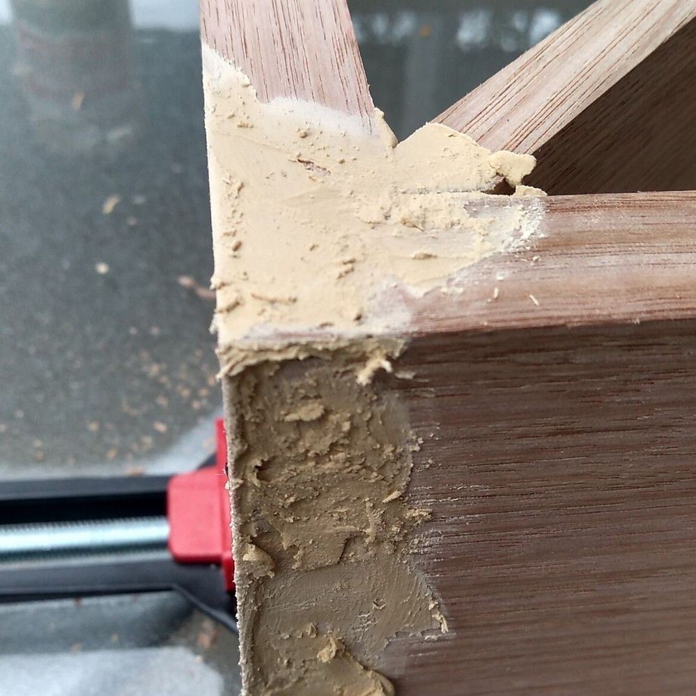 7.2 Putty applied to gaps on corners.jpg