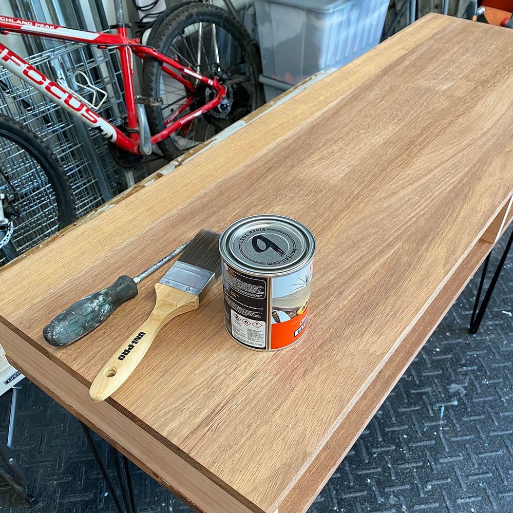 8.1 Varnish the desk body.jpg