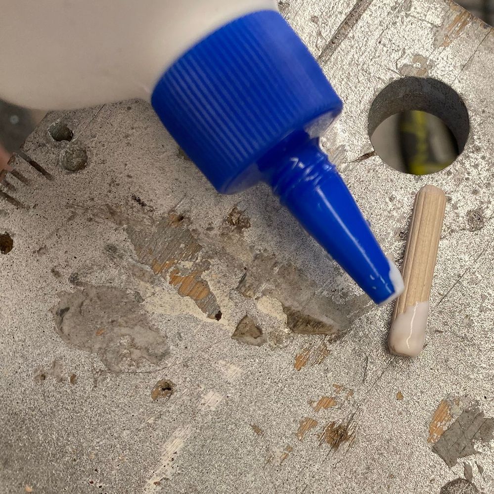 2.2 Apply wood glue to the dowels.jpg