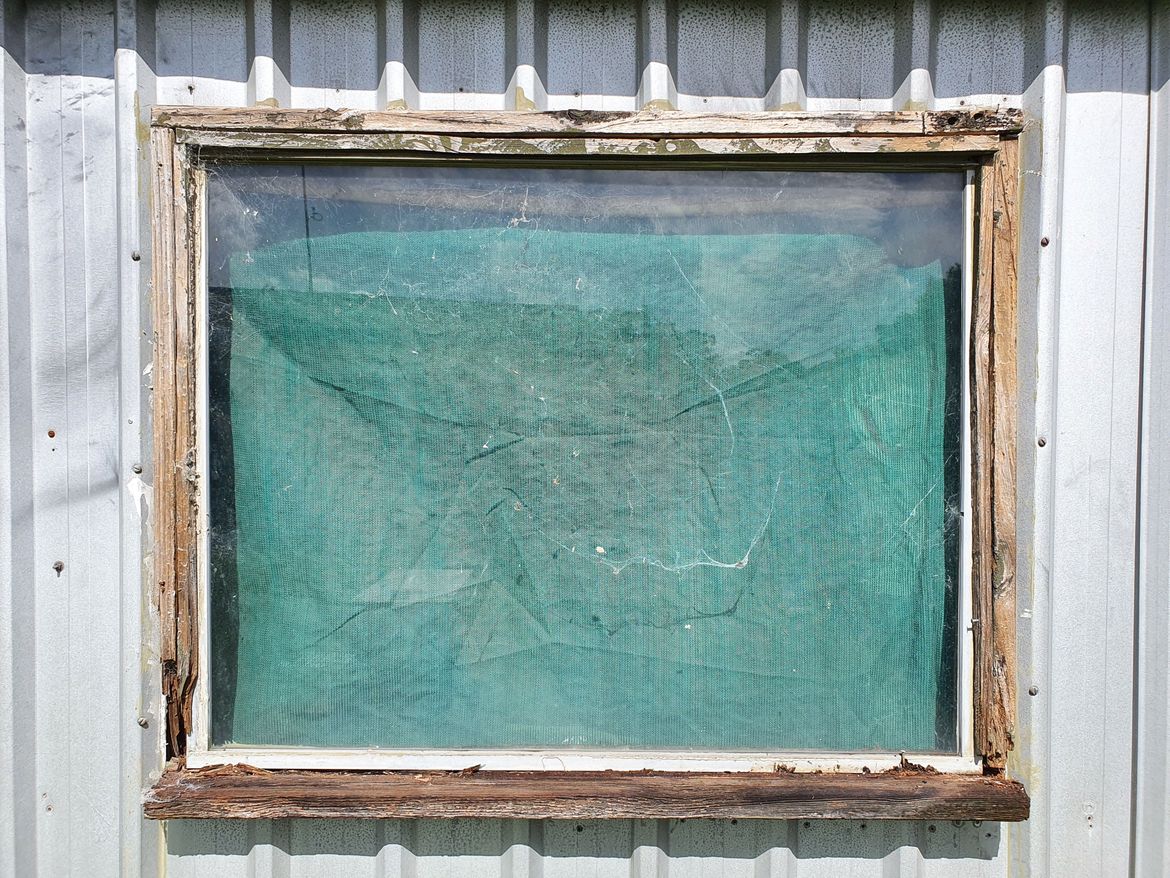 Original Window with original flatblade screws (arghh)