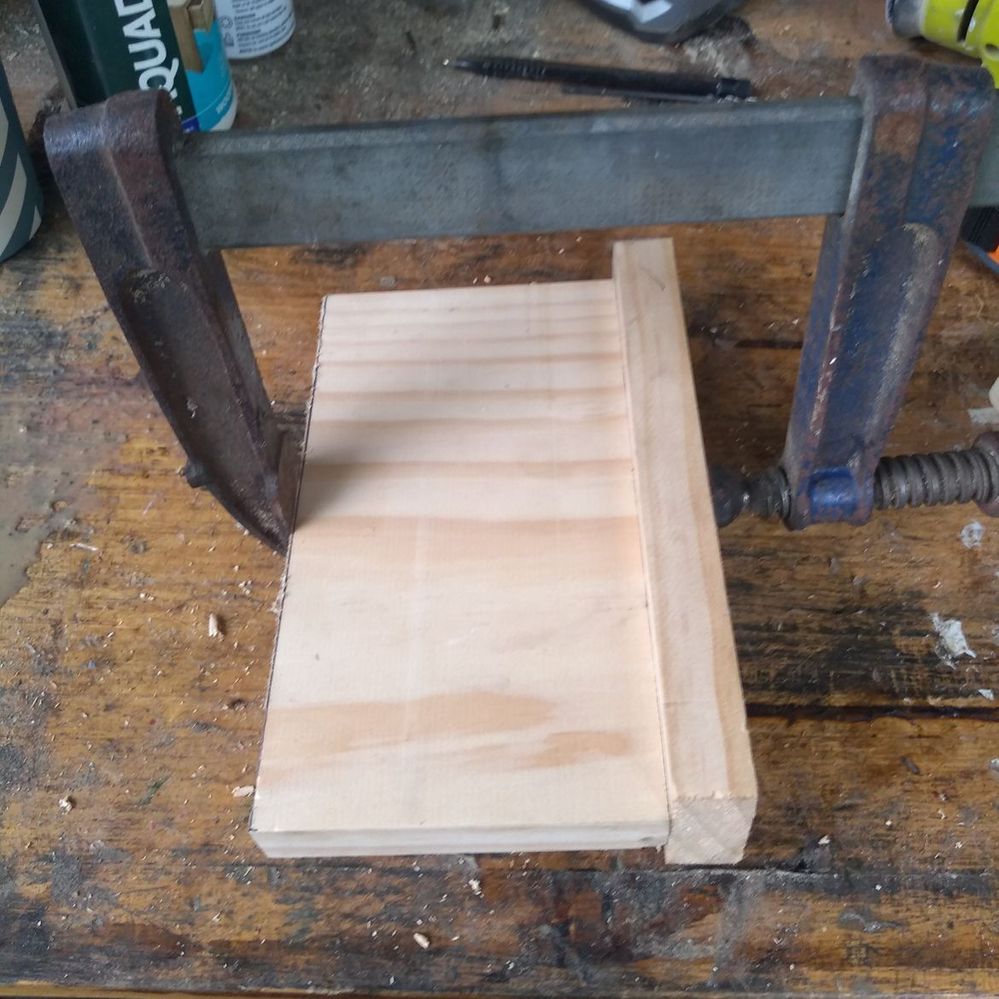 3.3 Clamping hnager and divider together.jpeg