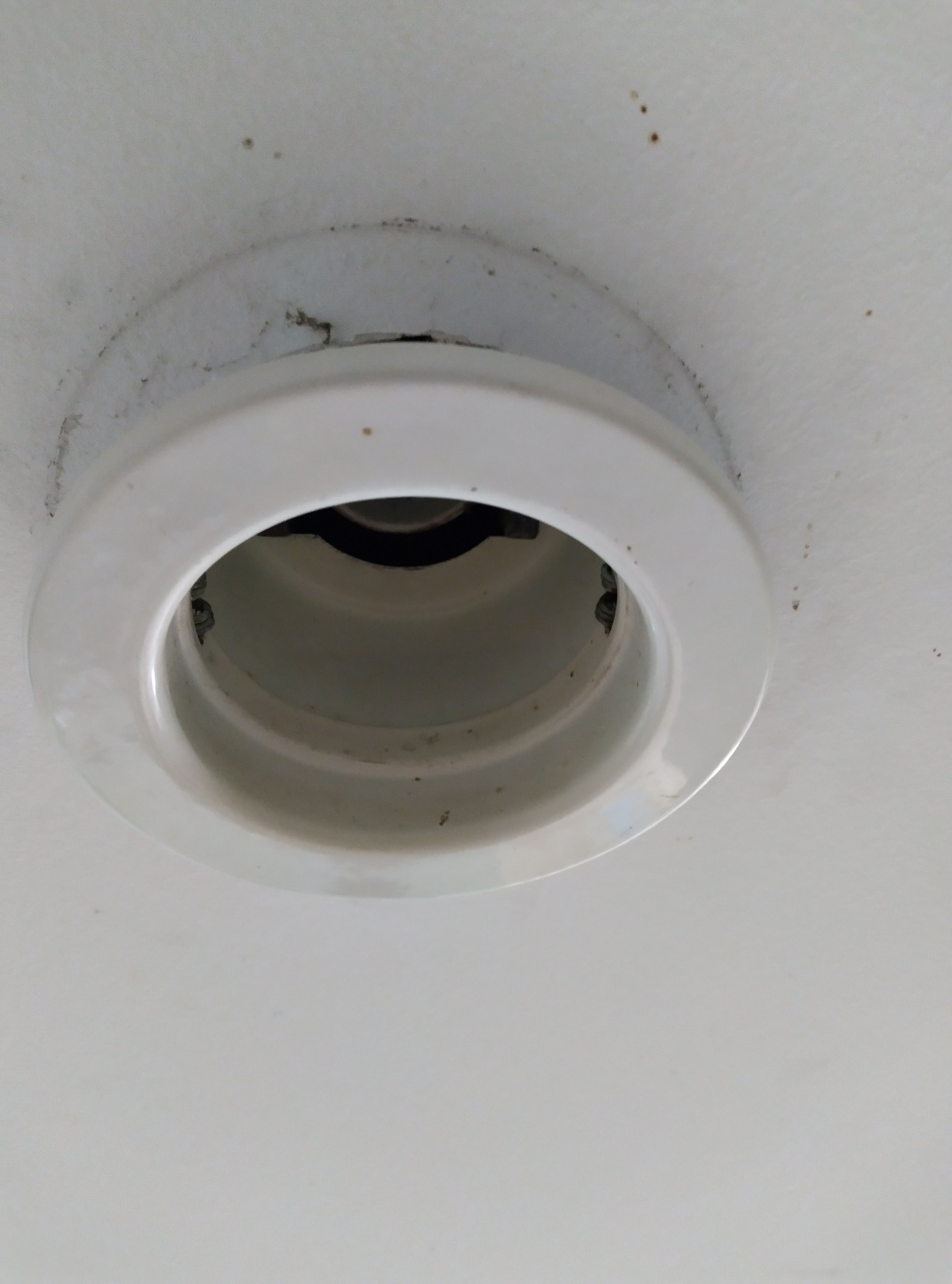 How to fix loose ceiling light fixture? Bunnings community