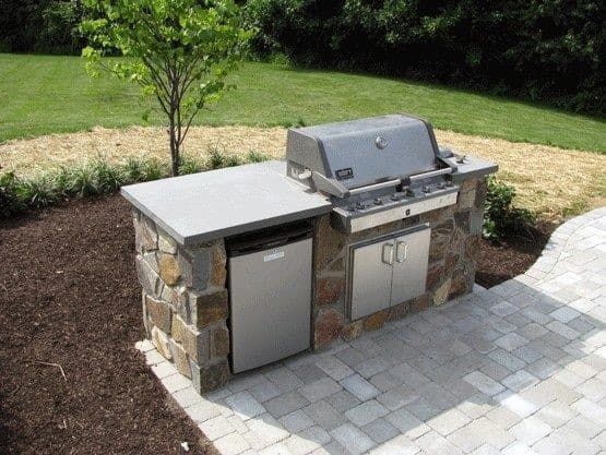 small-flagstone-built-in-grill-home-ideas.jpg