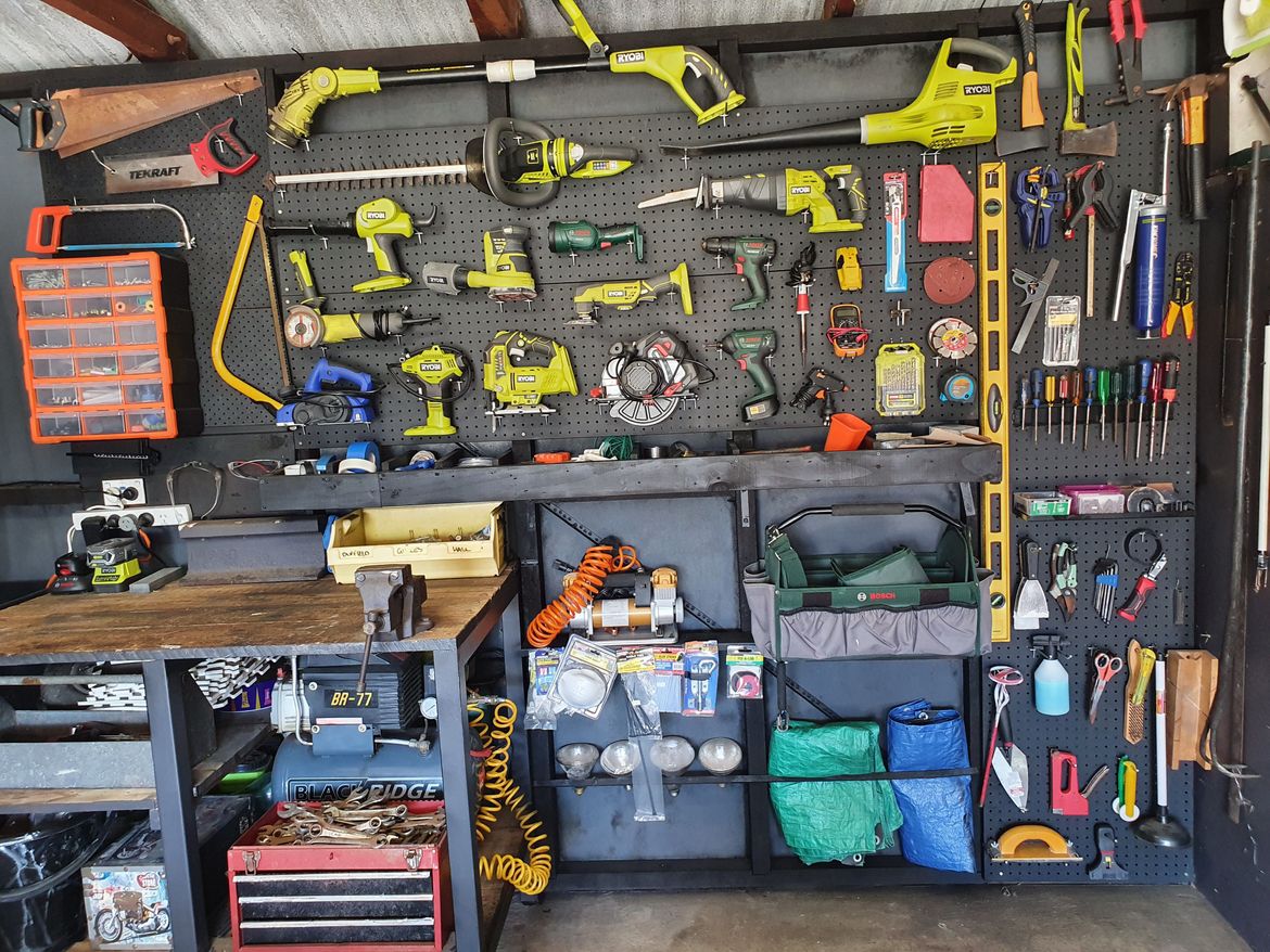 All the ryobi tools use the same battery (except the anglegrinder which plugs into wall)