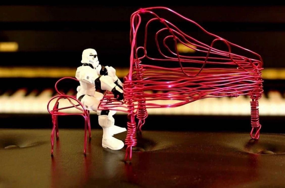 Some other thihgs that can be made with wire. Not many know, Storm Troppers are clasic pianists. This is a bit like Dave Brubeck, can't read music.
