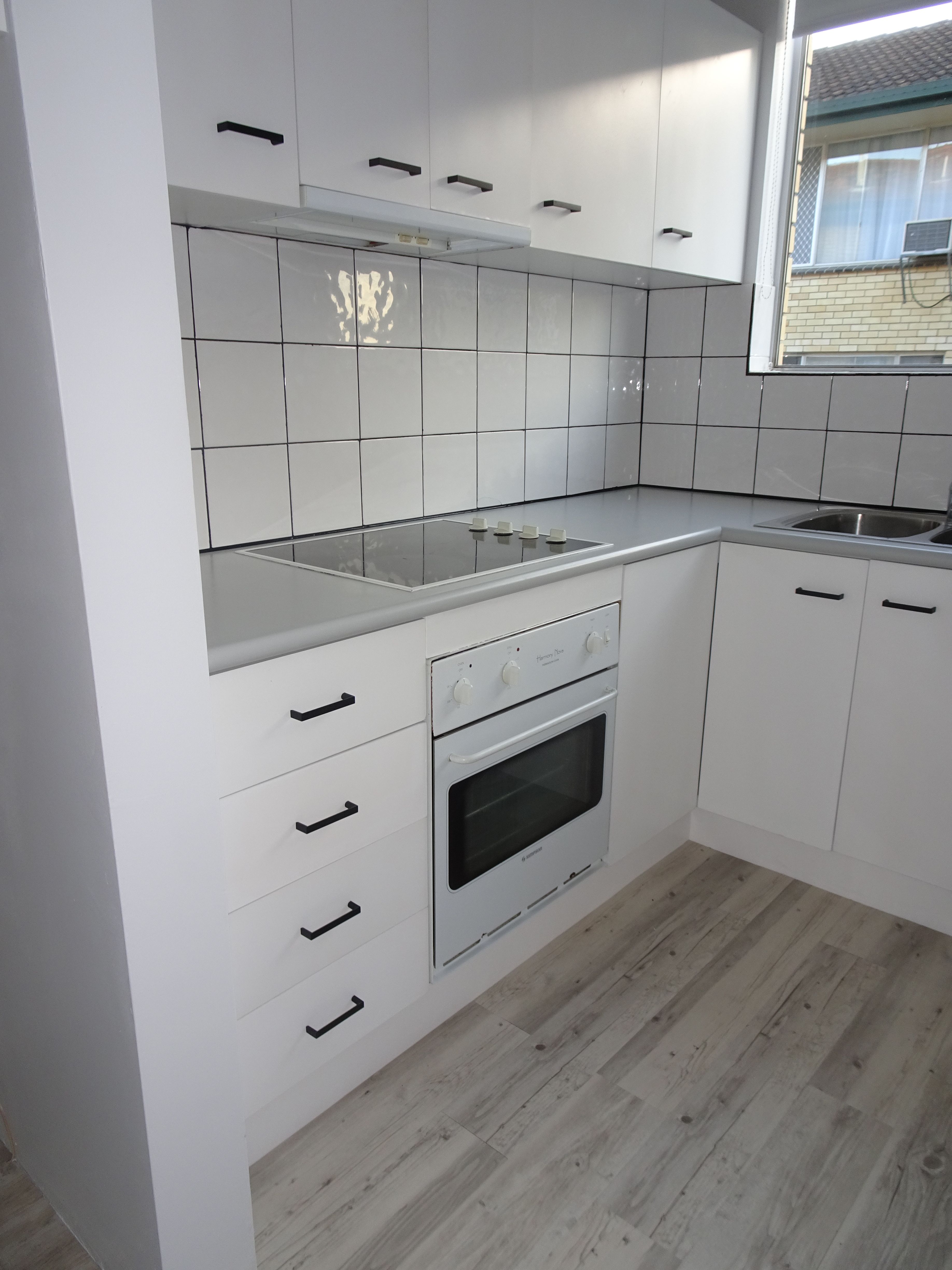 Apartment makeover using paint and vinyl... Bunnings community