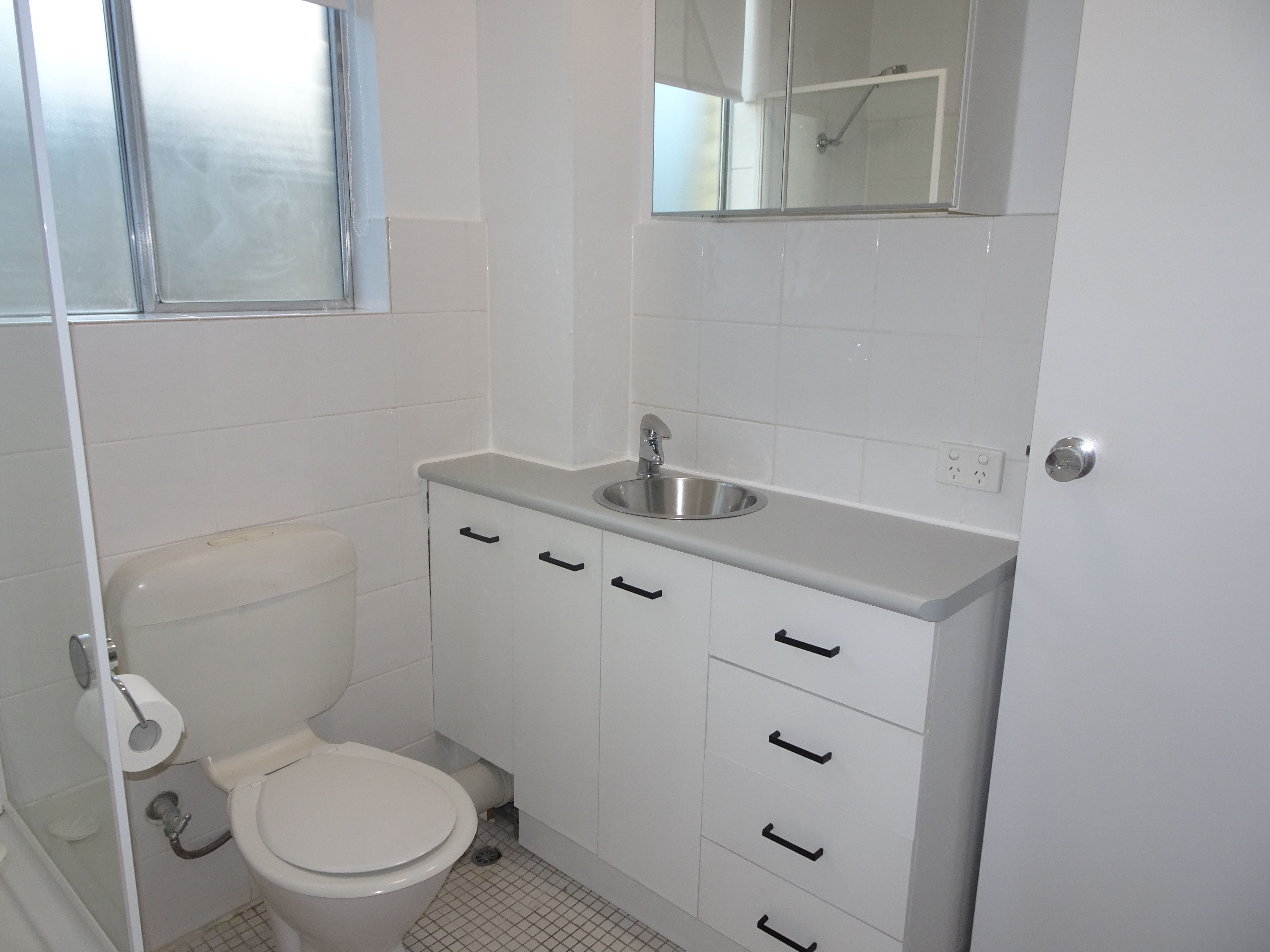 Apartment makeover using paint and vinyl... Bunnings community