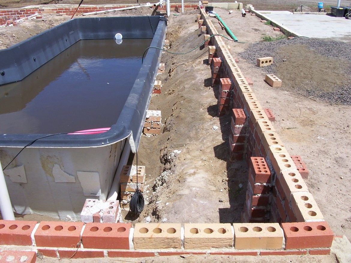 Brick Piers for Pool no1.JPG