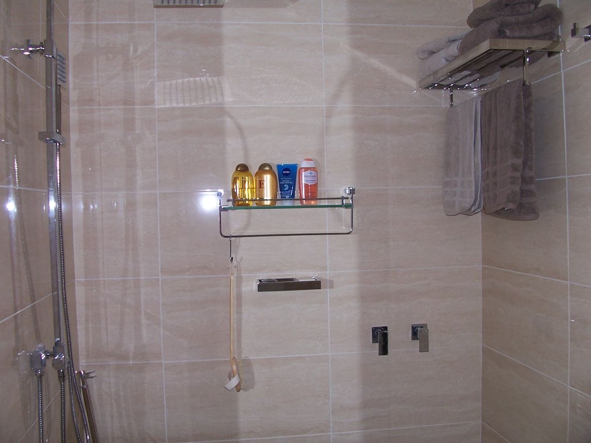 En Suite Shower.JPG