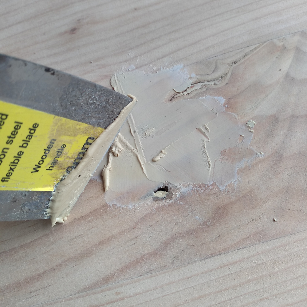 3.2 Filling holes with putty.png