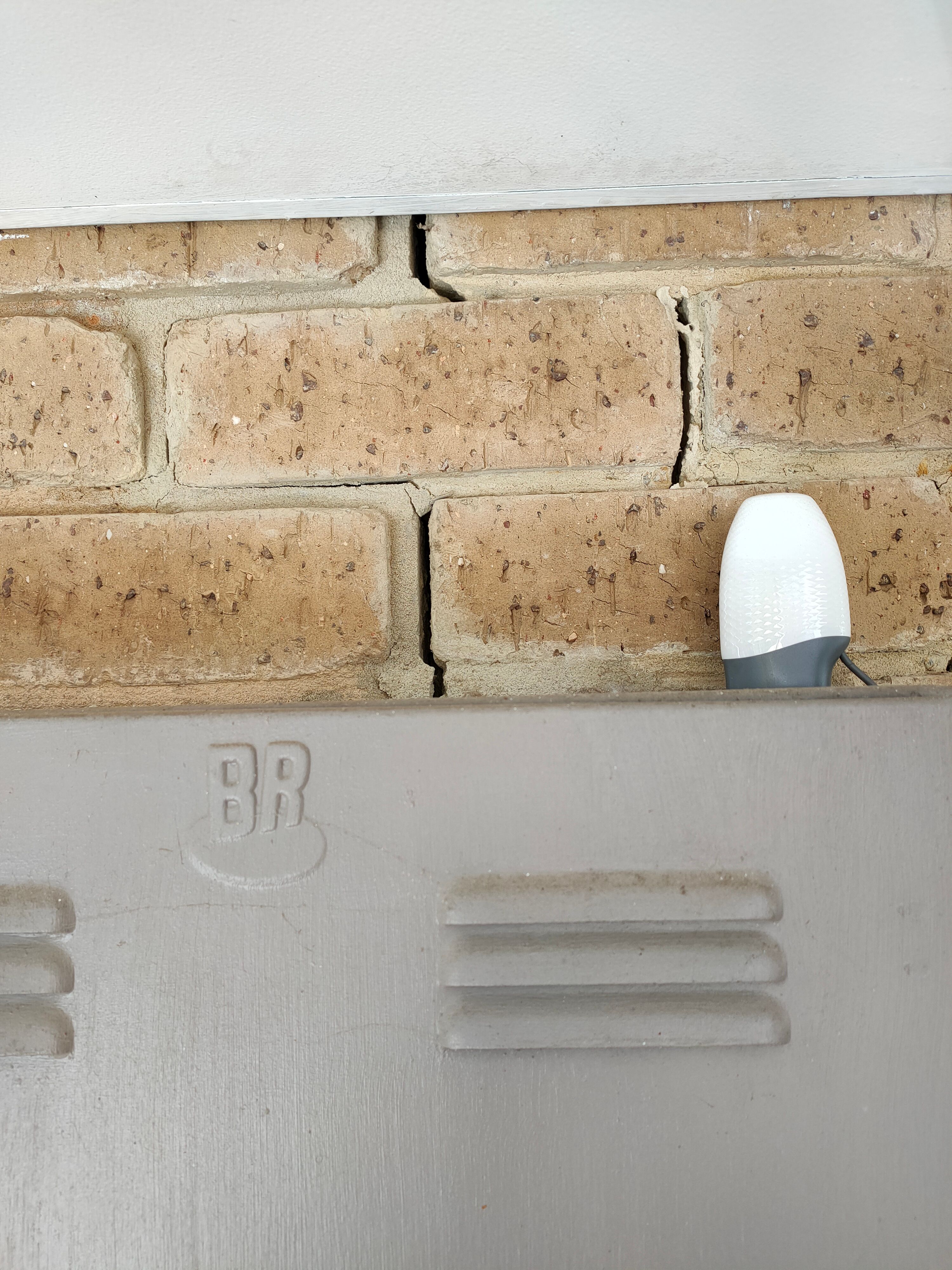 How to repair cracks in brick wall morta... Bunnings community