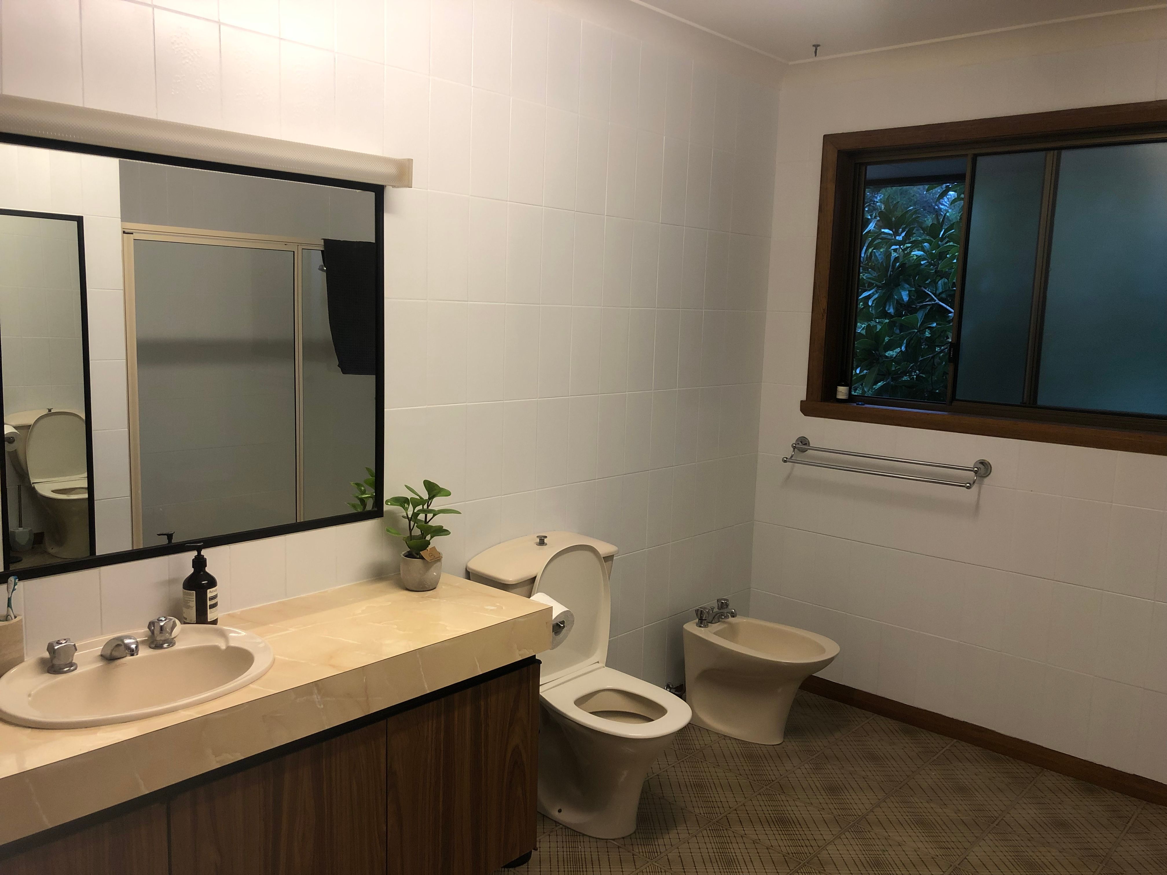 Painted bathroom tiles using Dulux Renov... Bunnings community