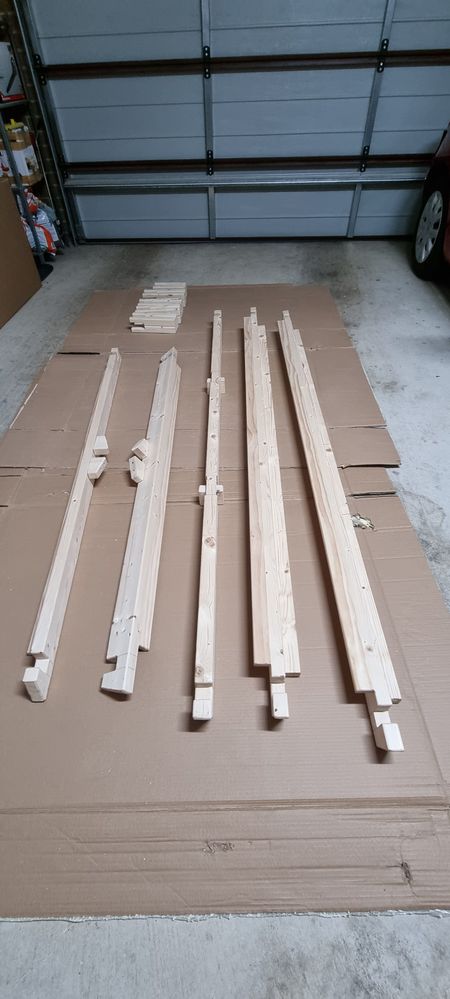 Castle joints cut on all sides and legs