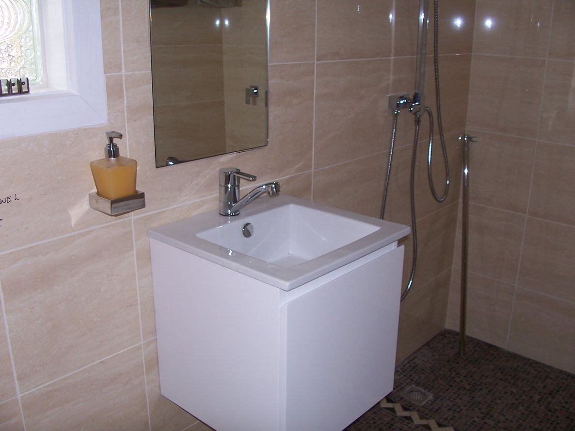 En Suite Hand Basin.JPG