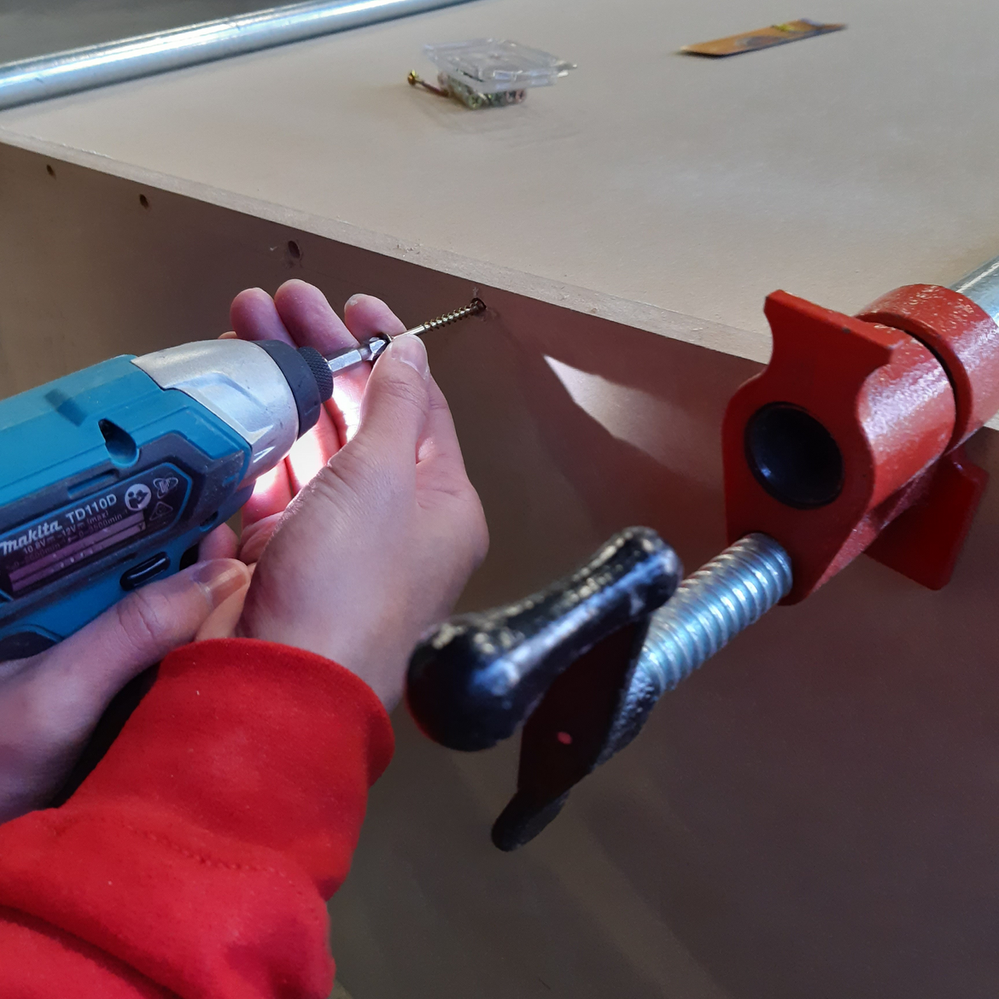 4.2 Screwing segments together.png