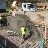 High-MPa pool concrete is pumped and sprayed on