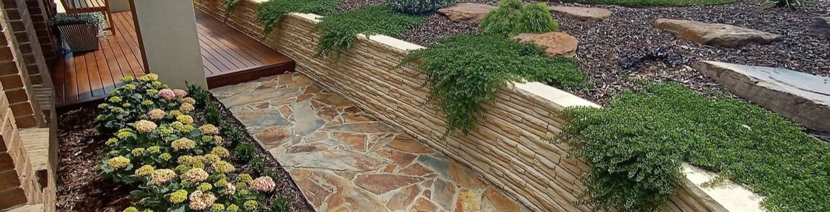 Garden with curved retaining wall.png