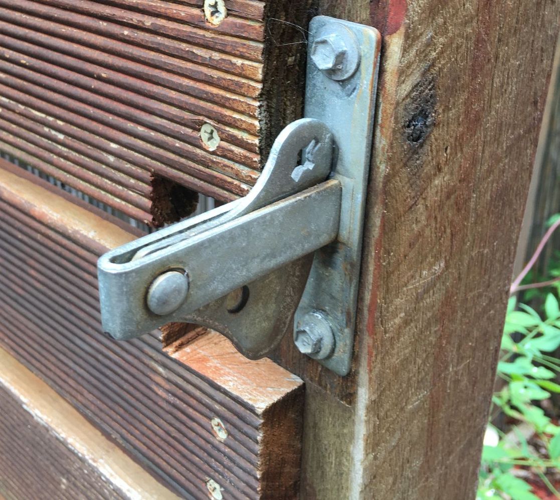 latch-on-gatepost.JPG
