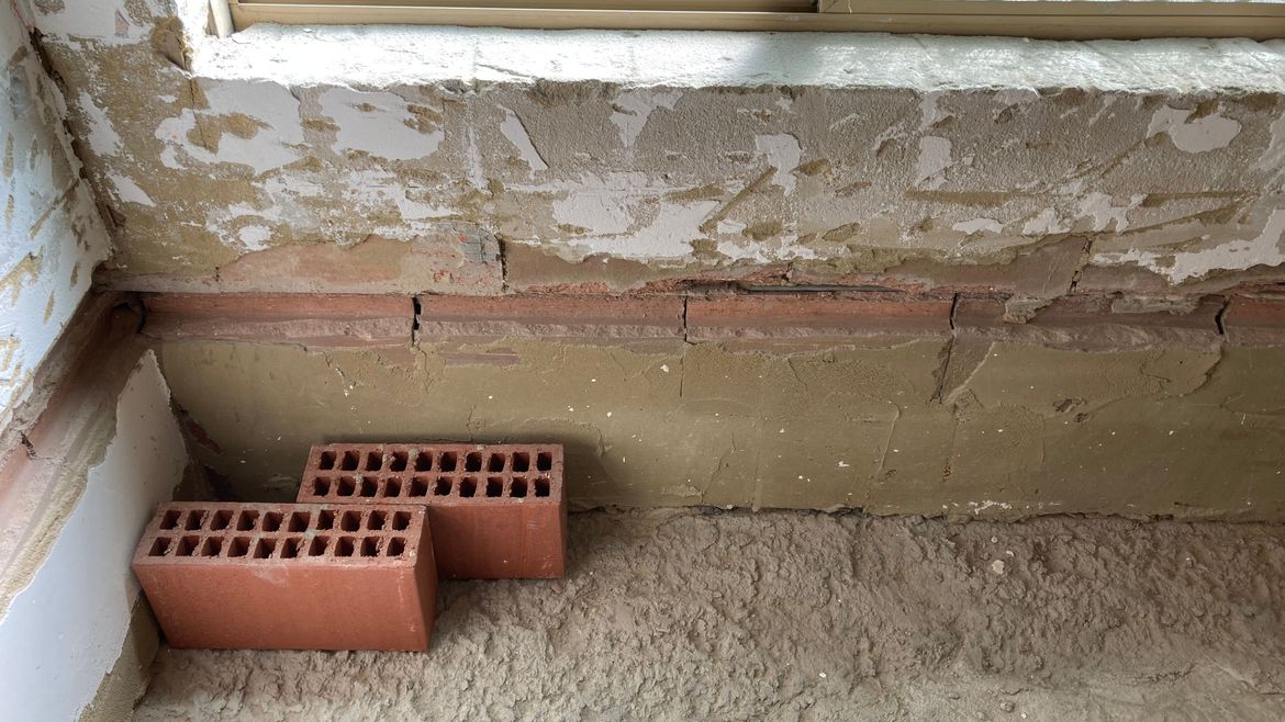 Bricks demonstrating nib wall width.