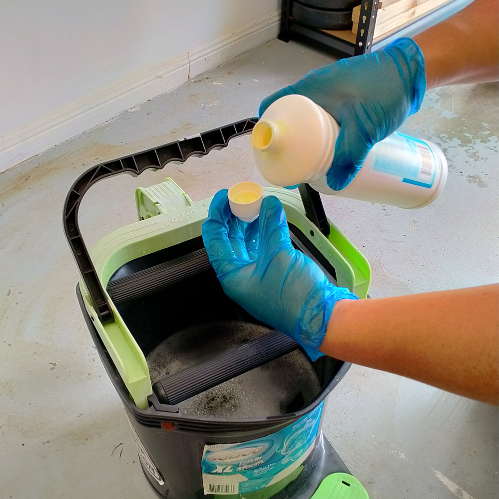 4.1 Add dishwashing liquid to water.png