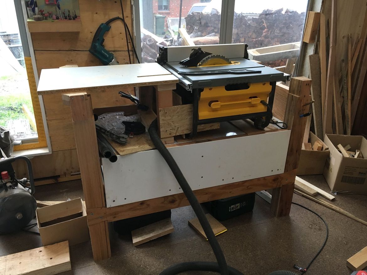 Quick clamp-on outfeed table
