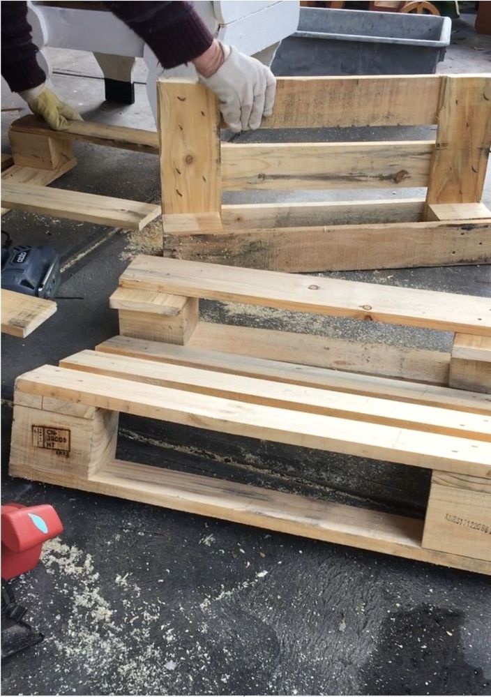 The two sides top and bottom, the slats from the middle can be lifted up. Sometimes a hack saw blade needs to be used to separate the slats.