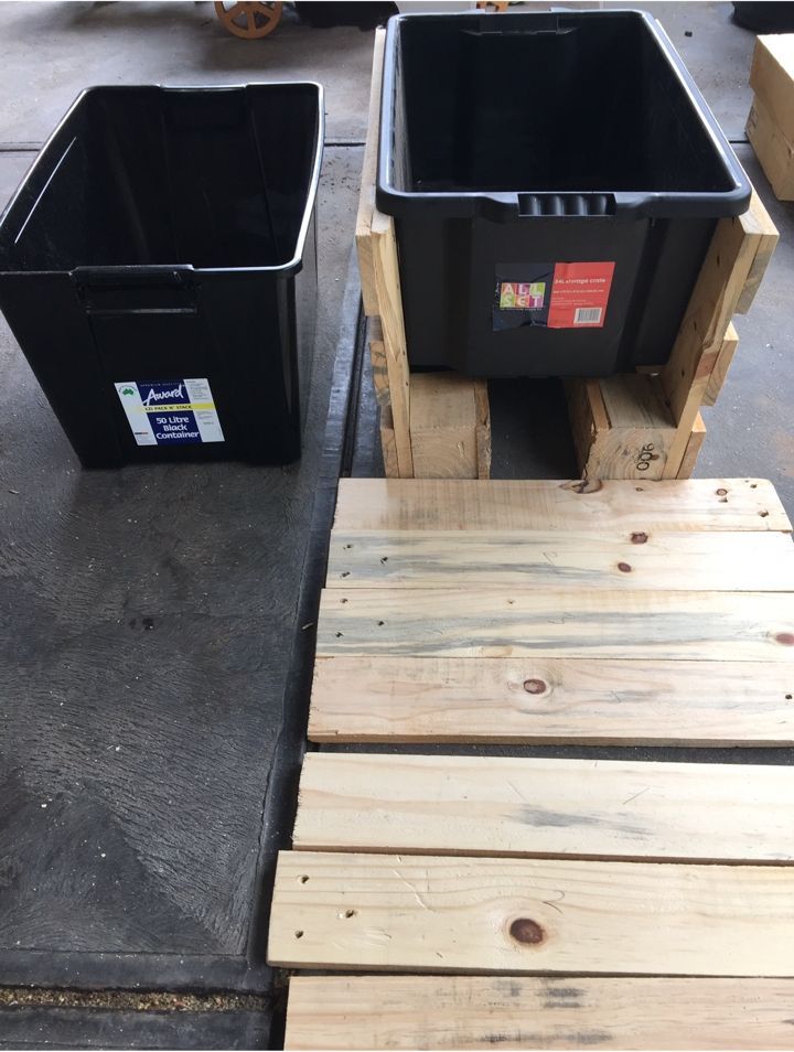 The tub is placed between the two sides, and the sides are pushed up against the tub.The lifted slats form the front and back.