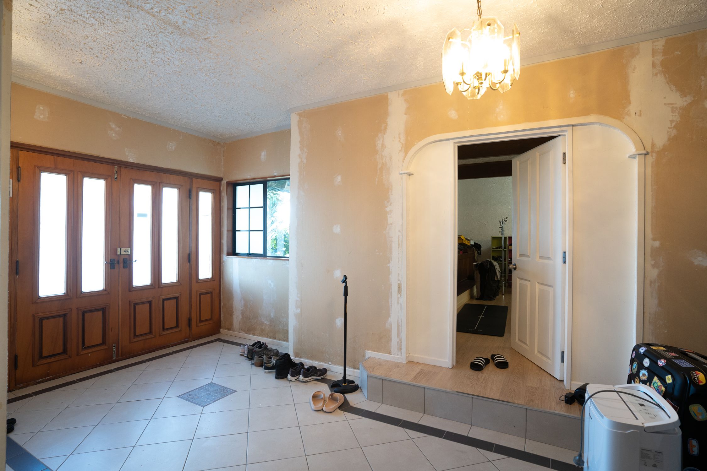 How to hang wallpaper on wall? Bunnings community