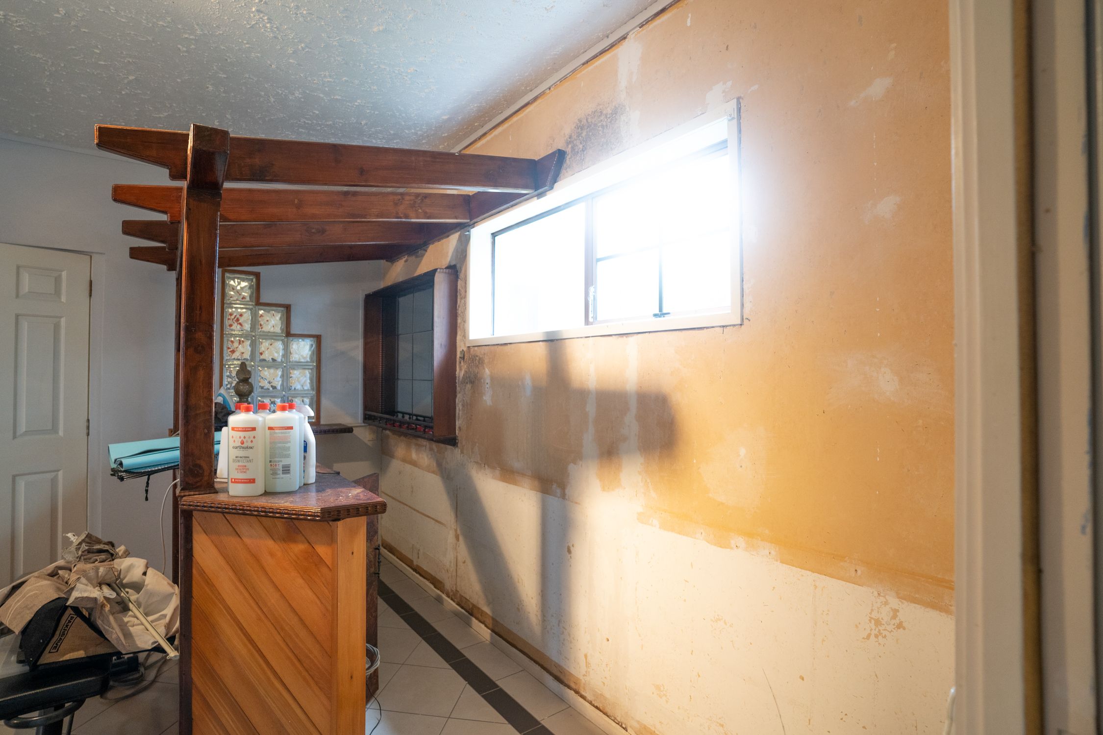 How to hang wallpaper on wall? Bunnings community