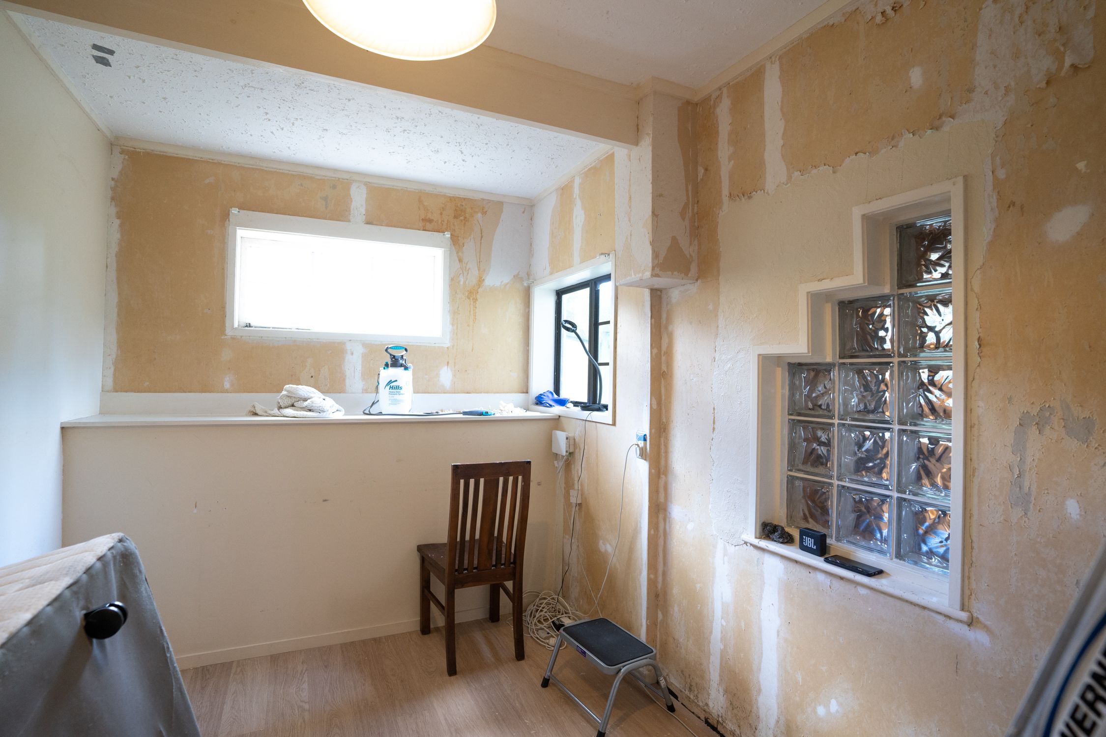 How to hang wallpaper on wall? Bunnings community