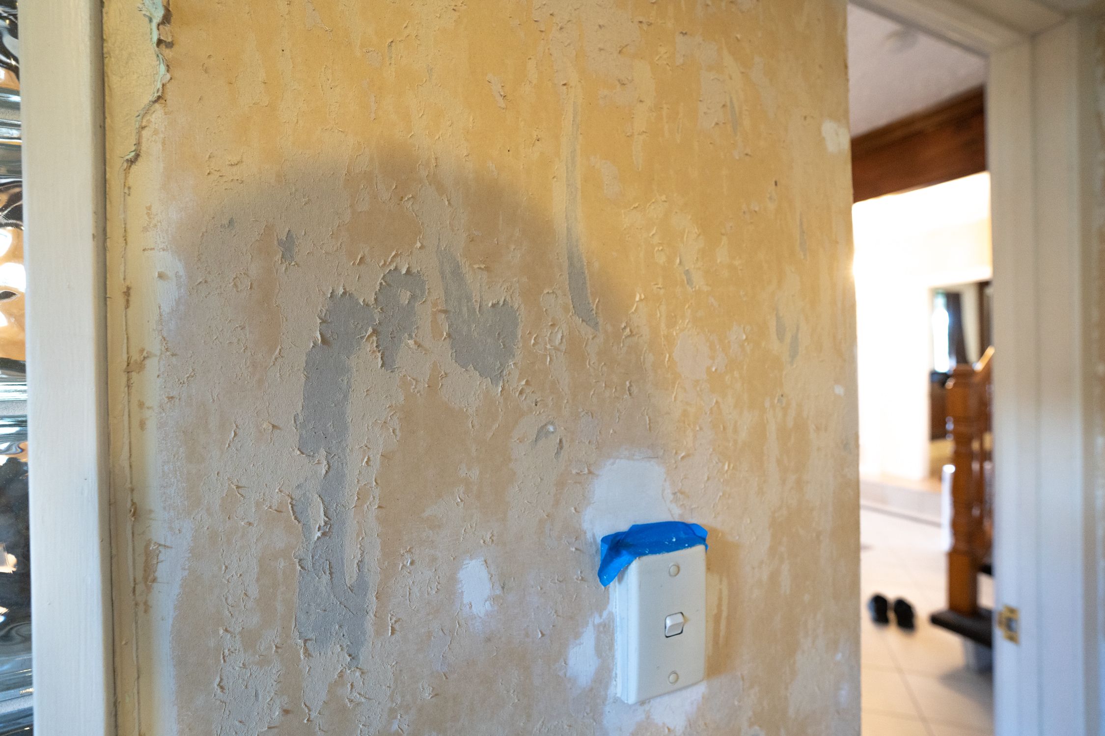 How to hang wallpaper on wall? Bunnings community