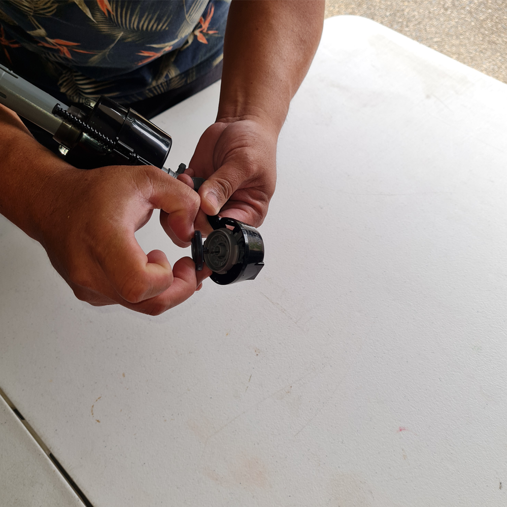 4.4 Hold top of seal and pull out.png