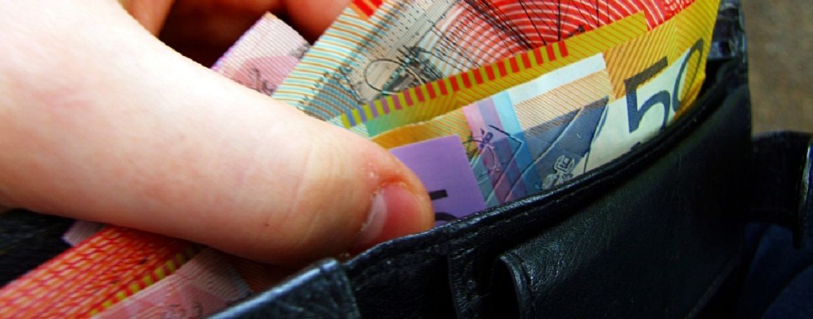 Australian_banknotes_in_wallet.jpg